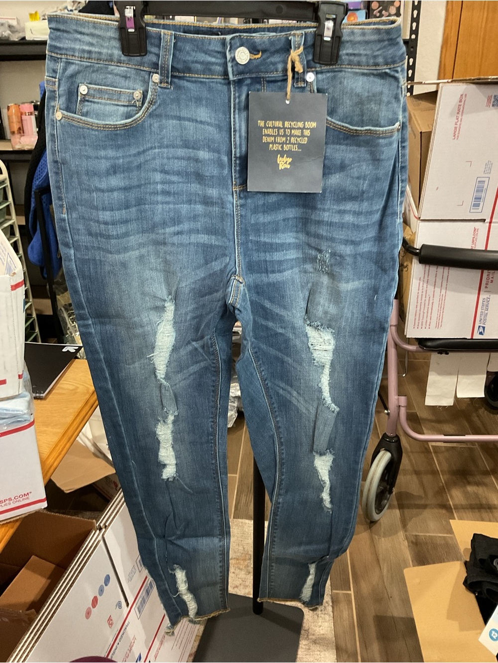 D004 - Indigo Rein High Rise Distressed Crop Jeans NWT